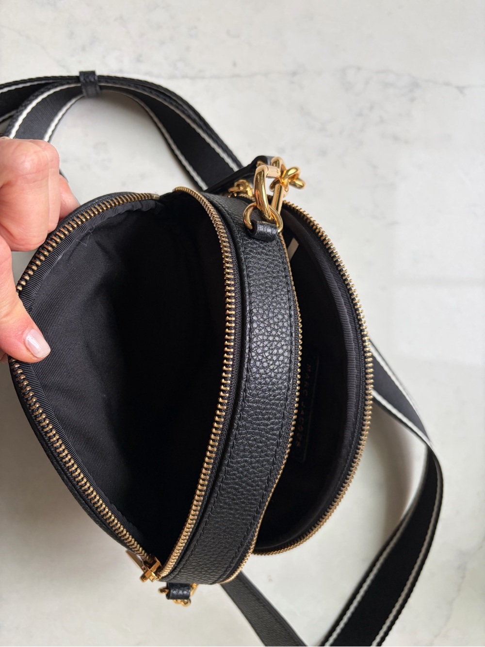 Marc Jacobs The Rewind Oval Crossbody Bag Pebbled Black Pebbled Leather - Picture 7 of 8